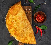 Чебурек с моцареллой и томатами