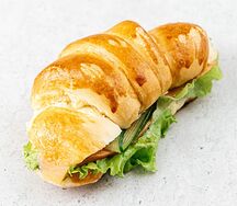 Круассан с копченой курицей