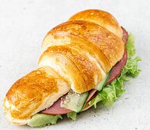 Круассан с грудинкой и огурцом