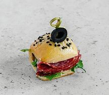 Канапе клаб с итальянской колбасой