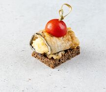 Рулет из баклажана на гренке черного хлеба
