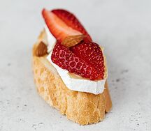 Брускетта с камамбером, клубникой и миндалем