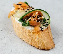 Брускетта с форелью слабой соли и огурцом