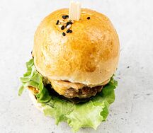 Мини-бургер с мясной котлетой
