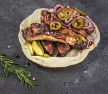 Свиные ребра BBQ на пите