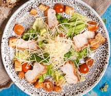 Салат Цезарь с курицей