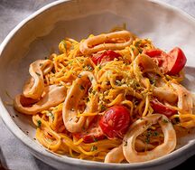 Спагеттини с кальмаром и соусом термидор