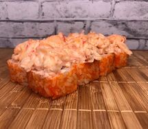 Запеченная Калифорния с авокадо и крабовой шапкой