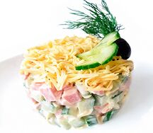 Салат с ветчиной и сыром