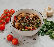 Wok гречневый с курицей