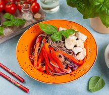 Гречневая лапша с курицей (вок)