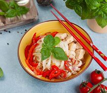 Пшеничная лапша с курицей (вок)