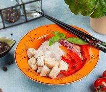 Рисовая лапша с курицей (вок)