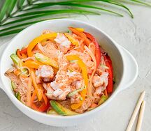 Салат Фунчоза с овощами и курицей