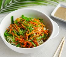 Салат с фунчозой и чукой