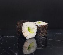 Ролл с курицей, огурцом и салатом