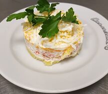 Слоёный с крабовыми палочками 