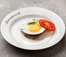 Бифштекс мясной с яйцом