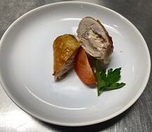 Рулет из цыплёнка с зелёным луком и яйцом