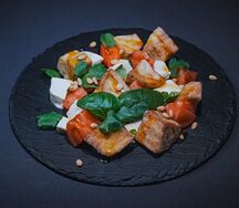 Теплый салат из хрустящих баклажанов