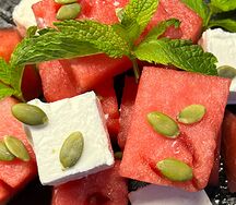 Салат из арбуза с сыром Фета и мятой