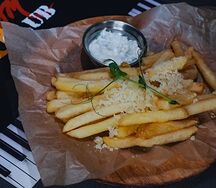 Картофель фри с пармезаном, трюфельным маслом и соусом тар-тар