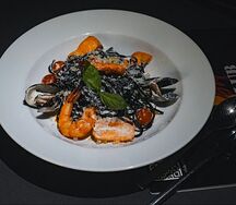 Паста с чернилами каракатицы с морепродуктами