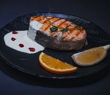 Рулет из форели со сливочным соусом