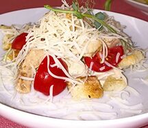Салат Цезарь с курицей