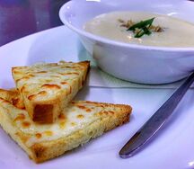 Крем-суп сырный с гренками
