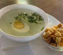Куриный бульон с гренками и яйцом