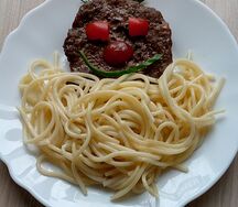 Спагетти с говяжьей котлеткой