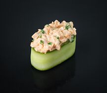 Фреш гункан с копчёным лососем, спайси и зелёным луком