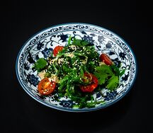 Салат с чукой и ореховым соусом