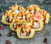 Жареные мини-бикини с курицей, сыром и огурцом