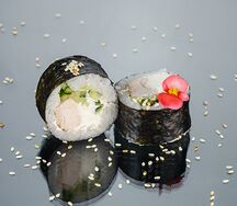 Футомаки с копчёной курицей и огурцом