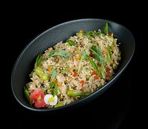 Чесночный рис с овощами