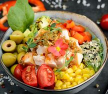 Боул с копчёной курицей и луком фри