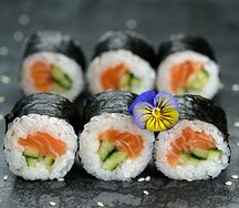 Малый ролл с лососем и огурцом