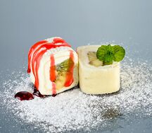 Сладкий ролл с бананом, киви и сыром