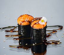 Малый запечённый ролл с жареным лососем и соусом унаги