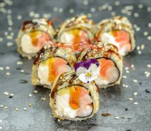 Жареный ролл с лососем, креветкой, сыром и авокадо
