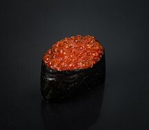 Гункан с лососевой икрой