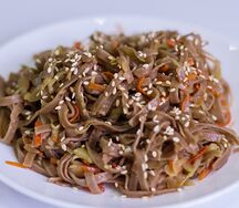 Гречневая лапша с овощами