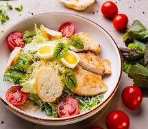 Салат Цезарь с курицей