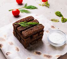 Бородинские гренки с сметанно-чесночным соусом
