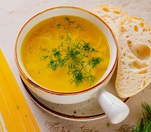 Куриный бульон с чесночными гренками