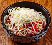 Спагетти с овощами и охотничьими колбасками