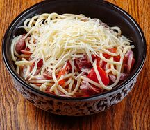 Спагетти с овощами и охотничьими колбасками