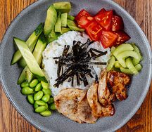 Поке с обжаренной курочкой